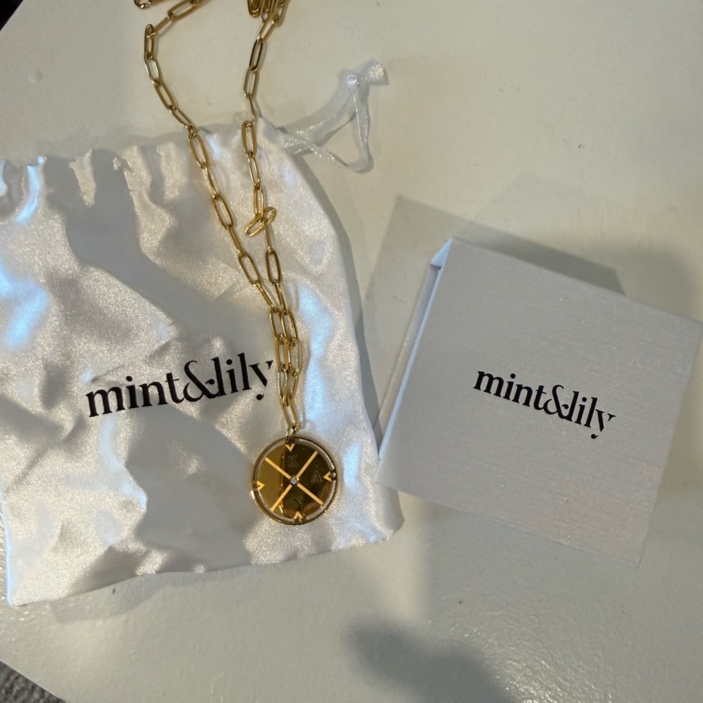 Gold Pendant Necklace - Chain Link Design